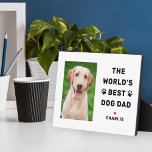 Placa Expositora Mejor Papá de Perro del Mundo Foto de Mascota Pers<br><div class="desc">Un letrero de placa blanca limpia con "El Mejor Papá de Perro del Mundo" en tipografía en negrita con acentos de huellas de patas, una foto de perro personalizada y el nombre de la mascota personalizado con un detalle de corazón. Todo el texto es totalmente personalizable: un regalo encantador para...</div>