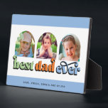 Placa Expositora Mejor Papa jamás retro texto 3 fotos<br><div class="desc">¡Esta placa es un regalo maravilloso para papá! El diseño presenta tres fotos con arcos con el texto retro "mejor padre de todos los tiempos". Personaliza con los nombres de los niños.</div>