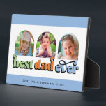 Placa Expositora Mejor Papa jamás retro texto 3 fotos<br><div class="desc">¡Esta placa es un regalo maravilloso para papá! El diseño presenta tres fotos con arcos con el texto retro "mejor padre de todos los tiempos". Personaliza con los nombres de los niños.</div>
