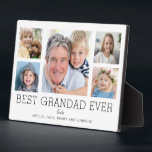 Placa Expositora Mejor Personalizado de Collage familiar de 5 fotos<br><div class="desc">Un diseño sencillo y limpio permite que las fotos familiares brillen en esta placa de mejor abuelo jamás vista. Una gran fotografía en el centro con dos fotos más pequeñas a cada lado te permite insertar tus propias fotos fácilmente. El mejor abuelo de la historia está escrito en una letra...</div>