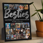 Placa Expositora Mejores amigos | Plaque de Collage de fotos Bestie<br><div class="desc">La placa de imagen personalizada de los mejores amigos presenta un fondo negro de moda que se puede cambiar a cualquier color, la palabra "besties" en un falso guión de Relieve metalizado plateado, una cita de amistad, sus nombres y una plantilla de collage de fotos de 20 cuadrados para que...</div>