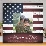 Placa Expositora Mi héroe Mi papá Ejército Foto Personalizada<br><div class="desc">"¡Mi héroe ❤️ mi papá!" Sorprende a tu ejército o papá militar favorito con esta placa de foto de papá del ejército super dulce y personalizado este día de los padres. Personaliza tu foto, mensaje y nombre favoritos. Este regalo del día del padre del ejército será el favorito de todos...</div>