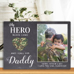 Placa Expositora Mi héroe usa foto personalizada de papá militar de<br><div class="desc">"Mi héroe lleva camo, y yo lo llamo papá". Sorprende a tu soldado y papá favoritos con esta placa fotográfica súper dulce personalizada este día del padre. Personaliza con tu foto favorita, mensaje y nombre. La placa del día de los padres de este soldado será la favorita de todos los...</div>