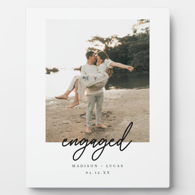 Placa Expositora Minimalistic Script "Engaged" Couple Photo (Frente)