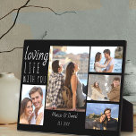 Placa Expositora Moda 5 Collage de fotos Amando la vida contigo | N<br><div class="desc">Placa fotográfica en blanco y negro de moda que puedes personalizar con 5 de tus fotos favoritas. El diseño está escrito con escritura casual y tipografía de tipografía delgada y la frase dice "amar la vida contigo". La plantilla está preparada para que añada el nombre y la fecha establecidos, así...</div>