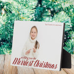 Placa Expositora Moda de Navidades más graciosos, foto superpuesta<br><div class="desc">Les deseamos los mejores Navidades. Caligrafía roja de moda sobre tu fotografía familiar completa. Una hermosa placa fotográfica de vacaciones.</div>