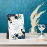 Placa Expositora Moda florece | Invitación de la Marina y Rubor Kee<br><div class="desc">La temática romántica pintada a mano es un ramo floral azul marino con una acuarela rosa y rubia adornado con laurel botánico y acentos azul oscuro. De la colección "Boho Bloom", esta disposición incluye un rico ramo de flores silvestres bohemias con flores radiantes y vegetación eucaliptus. Para otros colores, estilos...</div>