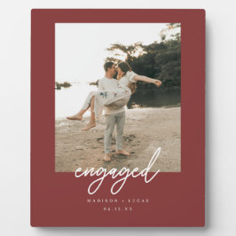 Placa Expositora Modern Deep Red "Engaged" Script Couple Photo