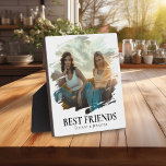 Placa Expositora Modern SImple Best Friends Photo & Name<br><div class="desc">Moderna placa fotográfica personalizada de los mejores amigos con una foto de personalizado de contrabando de usted y su propio amigo,  el texto 'MEJORES AMIGOS' y sus nombres. A cualquier BFF le encantaría recibir esta preciosa placa,  que podían mostrar con amor en su casa.</div>
