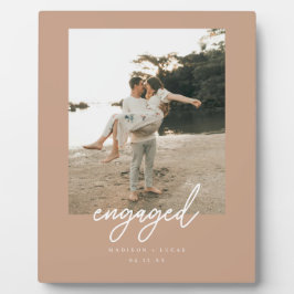 Placa Expositora Modern Terracotta Script "Engaged" Couple Photo