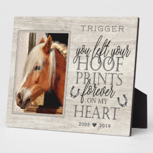 Placa Expositora Modern Typography Horse Memorial