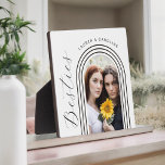 Placa Expositora Moderno arco de fotos de Besties Minimalistas BFF<br><div class="desc">Un regalo especial para su bestie, BFF o para alguien especialmente cercano, este diseño moderno y elegante tiene una plantilla de marco geométrico moderno para personalizar con su foto seleccionada. Celebra tu amistad y tiempos especiales junto con esta placa personalizado que simboliza tu vínculo especial y devoción entre nosotros. Se...</div>