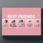 Placa Expositora Moderno guión de fotos de chicas de moda amigo de<br><div class="desc">Que esa persona especial sepa que son mejores amigos con este moderno diseño de tipografía mínima,  añada sus propias multifotos. Hermoso regalo meditado. Los colores se pueden cambiar.</div>