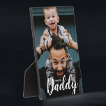 Placa Expositora Moderno, te amo, papá guión foto Personalizado<br><div class="desc">Usando una tipografía hermosa y moderna para las palabras "I Love you Daddy" (Te amo papá), esta foto de papá y tu hijo se puede personalizar fácilmente con tu foto favorita. Una placa fotográfica con caballete para ser apreciada y expuesta, una opción fotográfica moderna. Dáselo a papá para el día...</div>
