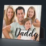 Placa Expositora Moderno, te queremos, papá Personalizado foto<br><div class="desc">Presentamos nuestro diseño de placa Personalizado "WE Love You Daddy" (Te amamos papá), una manera sincera y personalizada de celebrar el amor y el vínculo entre un padre y su familia. Este diseño presenta una tipografía hermosa y moderna que muestra las palabras "WE Love You Daddy" (Te queremos papá), expresando...</div>