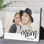 Placa Expositora Mom Established Mother's Day Gift Photo<br><div class="desc">Simple Mom Personalized Standing Photo Plaque. Celebrate motherhood with this minimalist design featuring the word “mom” in lowercase serif font for a warm and playful look. A white band runs along the bottom, where the text overlaps between the white and the photo for a clean, modern touch. You can add...</div>