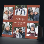 Placa Expositora Monograma 6 collage de fotos nombre de familia ter<br><div class="desc">Un collage de seis fotos rodea ramas iniciales y rústicas simples, con un nombre y un año. Hace un gran regalo de mantenimiento. Características destacadas de tu año, las mejores fotos de tu familia, imágenes de nietos, fotos de bodas y más. Para cambiar el fondo de moda de la terracota,...</div>