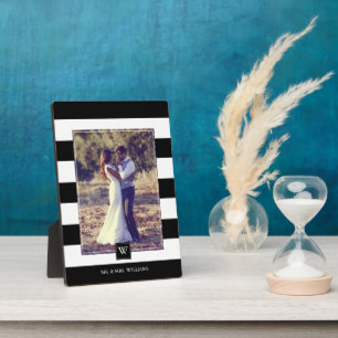 Placa Expositora Monograma de franjas blancas y negras con estilo