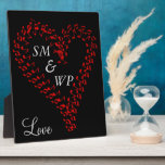 Placa Expositora Monograma de la pareja del corazón rojo<br><div class="desc">Gran corazón rojo formado por notas musicales en el centro contra un fondo negro. Las iniciales monogramadas de la pareja están escritas dentro del corazón romántico en texto gris plateado. El amor está escrito bajo el corazón en escritura bonito. Buena idea de regalo para tu novia. Diseño original de obras...</div>