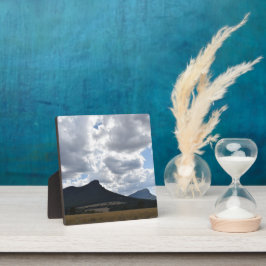 Placa Expositora Montes de esturión y abrupto bajo nubes dramáticas