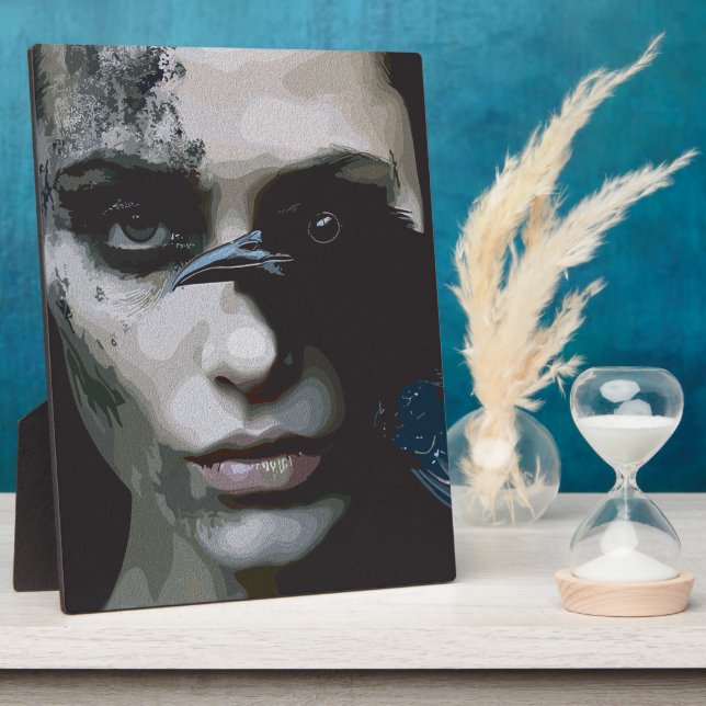 Placa Expositora Mujer Misteriosa con Cuervo (Lado)