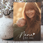 Placa Expositora Nana Est año escritura manuscrita con foto de cora<br><div class="desc">Placa fotográfica que muestra el texto "Nana" en un tipo de letra manuscrita con un poco de corazón al final y al final del año siguiente como una cubierta blanca sobre tu foto.</div>