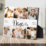 Placa Expositora NANA te queremos corazón Collage de fotos moderno<br><div class="desc">¡Te queremos, Nana! Pequeña y moderna placa de collage de fotos de la familia de personalizados para mostrar a la abuela lo mucho que le encanta. Nos encanta este diseño de escritura con letras a mano con un corazón floreciente, lo que hace de esto un sincero regalo de sake para...</div>