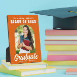 Placa Expositora Naranja Graduado Arch Foto de graduación moderna<br><div class="desc">Esta moderna placa de la fiesta de graduación fotográfica de naranja y personalizado blanco muestra el nombre de su escuela secundaria o universidad para la clase de 2025. Personalizar con su nombre bajo la moda,  escritura manuscrita audaz y arco de moda para una gran decoración personalizada de graduados.</div>