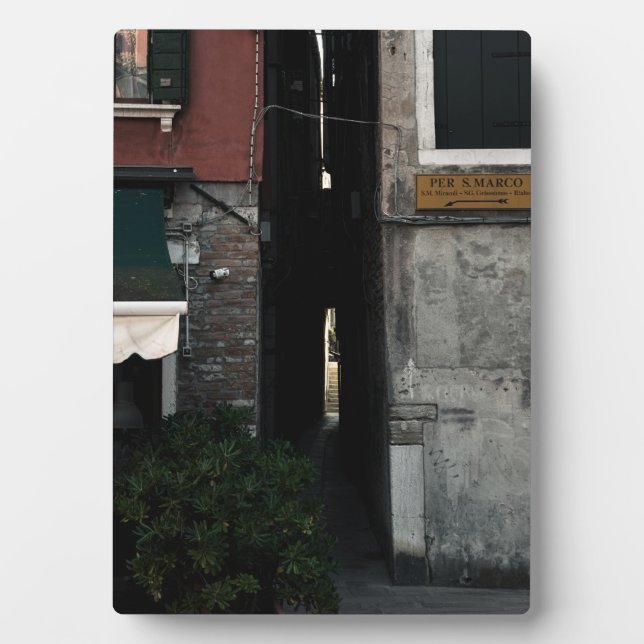 Placa Expositora Narrow venetian alleyway (2024) (Frente)