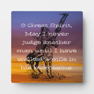Placa Expositora Nativo americano "Camina una milla en sus monos"