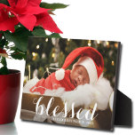 Placa Expositora NAVIDADES BENDECIDOS Easel Back Frameless Photo<br><div class="desc">Esta encantadora placa fotográfica de mesa tiene un caballete empotrado para mostrar sin marco tu foto favorita. Incluye la palabra BLESSED en un guión blanco hermoso (se puede borrar o cambiar) y cualquier otra información que desee incluir. Crea un aguijón para dar como regalo o para ti mismo.</div>