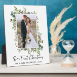 Placa Expositora Navidades de la vegetación acuática foto de Berrie<br><div class="desc">Elegancia Minimalista moderna caligrafía Lápiz manuscrito manuscrito Nuestra primera placa de fotografía Boda recién casada de Navidad incluye Elegante vegetación acuática,  hojas de eucalipto y bayas holly.</div>