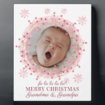 Placa Expositora Navidades Foto Bebé Para Abuela Y Abuelo<br><div class="desc">Sorprende a la abuela y al abuelo con esta singular y dulce foto de bebé sin placa de su nieto, enmarcada dentro de un Navidad con tema de vacaciones. Correa de color rosa y rojo. Simplemente borra esta foto y sube tu propia cara de cierre, foto de bebé. Aparecerá dentro...</div>