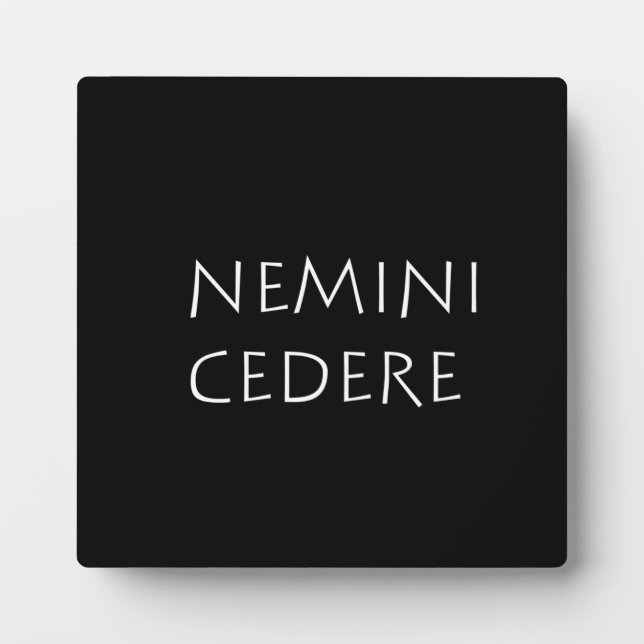 Placa Expositora Nemini cedere (Frente)