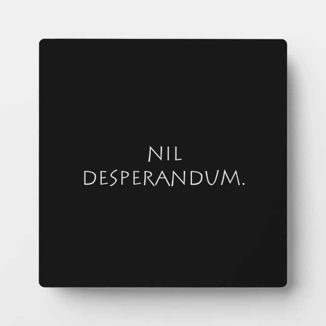 Placa Expositora Nil Desperandum (Frente)