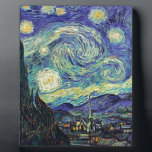 Placa Expositora Noche estrellada de van Gogh<br><div class="desc">Van Gogh estaba obsesionado por el simbolismo de objetos luminosos y de color. La lámpara era un símbolo de calma y seguridad. La estrella simbolizaba la fe, y la luz de los gases, las realidades humanas. El azul ultramarino profundo era infinito, mientras el rojo y el verde expresaban "esas cosas...</div>