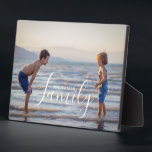 Placa Expositora Nombre de familia de Personalizado de plantilla de<br><div class="desc">Simple y moderna plantilla de Personalizado de fotografía Family Name Plaque incluye su foto favorita con su nombre de familia personalizado. Hace un regalo fantástico para Navidades, cumpleaños, aniversario, Día de la Madre, Día del Padre, Día de los Abuelos y más. Personalice editando el texto en el cuadro de texto...</div>