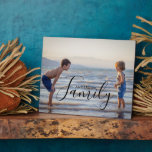 Placa Expositora Nombre de familia de Personalizado de plantilla de<br><div class="desc">Simple y moderna plantilla de Personalizado de fotografía Family Name Plaque incluye su foto favorita con su nombre de familia personalizado. Hace un regalo fantástico para Navidades, cumpleaños, aniversario, Día de la Madre, Día del Padre, Día de los Abuelos y más. Personalice editando el texto en el cuadro de texto...</div>