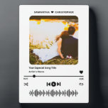 Placa Expositora Nombre personalizado Foto del jugador de música de<br><div class="desc">Placa fotográfica del jugador de música de canción especial de nombre personalizado. Personalizado con tu foto y tu título de canción favorito para hacer un regalo único para tu esposa, novia o novio. Esta placa fotográfica estilo reproductor de música hace un buen regalo para las parejas recién casadas, recién casadas...</div>