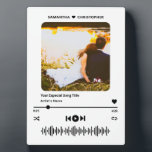 Placa Expositora Nombre personalizado Foto del jugador de música de<br><div class="desc">Placa fotográfica del jugador de música de canción especial de nombre personalizado. Personalizado con tu foto y tu título de canción favorito para hacer un regalo único para tu esposa, novia o novio. Esta placa fotográfica estilo reproductor de música hace un buen regalo para las parejas recién casadas, recién casadas...</div>