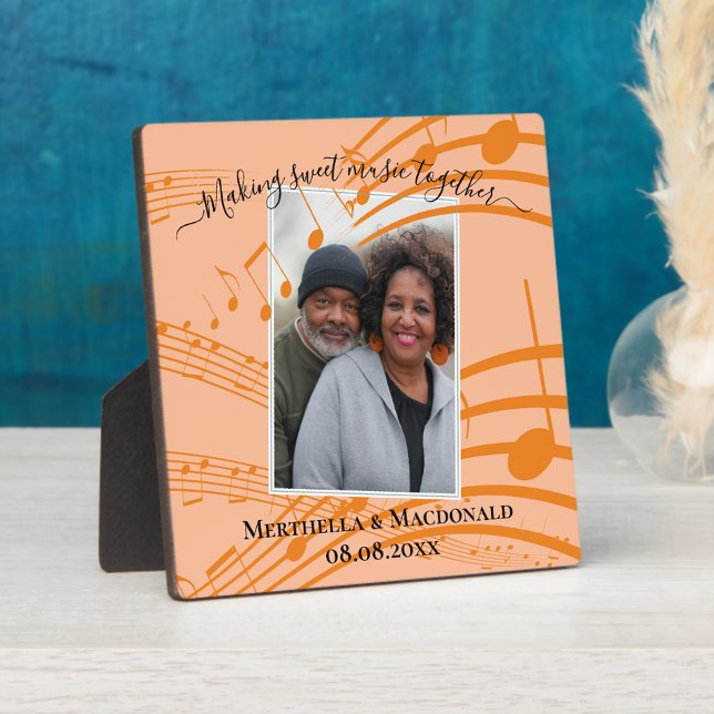 Placa Expositora Notas musicales elegantes de melocotón Pareja Foto (MAKING SWEET MUSIC TOGETHER Couple's Valentine photo plaque with customizable text and musical notes)