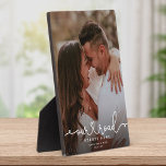 Placa Expositora NUESTRA CARRETERA EMPIEZA AQUÍ LA Boda DE guiones<br><div class="desc">Pareja personalizado,  compromiso o placa fotográfica boda con un moderno diseño de escritura cardíaca leyendo NUESTRA CARRETERA COMIENZA AQUÍ junto con sus nombres y fecha.</div>