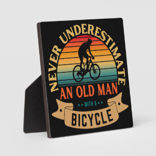Placa Expositora Nunca subestimes a un anciano con una bicicleta