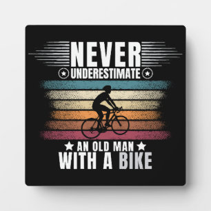 Placa Expositora Nunca Subestimes a un Hombre Mayor en una Biciclet