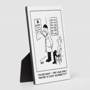 Placa Expositora Optician haciendo una prueba ocular. Divertido