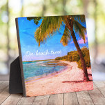 Placa Expositora Palm Tree Hawaii Beach Vintage Photo on Beach Time<br><div class="desc">"A la hora de la playa". Relájese en los recuerdos de días de playa perezosos y tropicales cuando mire las vacaciones en Hawái, con un aspecto funky, retro, vintage, con una placa de mesa de una solitaria palmera en una playa de arena y media luna, con cielo azul turquesa y...</div>