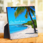 Placa Expositora Palm Tree Hawaii Sandy Beach Photo "On Beach Time"<br><div class="desc">"A la hora de la playa". Relájese en los recuerdos de días de playa perezosos y tropicales cuando mire esta inspiradora placa de una palmera solitaria en una playa de arena y media luna, con cielo azul turquesa y agua. ¡Ideal para cualquier habitación de tu casa! Puede personalizar fácilmente esta...</div>