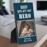 Placa Expositora Papá, eres la foto del Día del Padre Azul héroe<br><div class="desc">Papi,  eres la placa fotográfica del Día del Padre Azul. De hija o hijo al héroe especial en su vida. Añade tu foto y nombre. Puedes cambiar a papá en papá,  papá,  papa,  pap, .. Un regalo perfecto y un dulce regalo del Día del Padre para papá.</div>