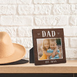 Placa Expositora Papá ruso personalizado<br><div class="desc">Encantadora placa personalizado para el Día del Padre,  cumpleaños o nuevos papás,  muestra una foto favorita con "papá" arriba con letras rústicas. Personalice con el año en que se convirtió en padre,  o agregue un mensaje o nombre personalizado.</div>