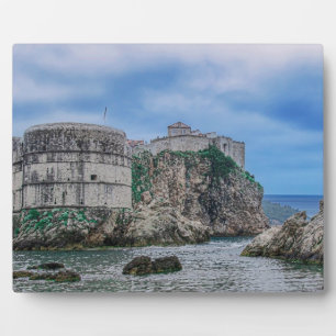 Placa Expositora Paredes de fortaleza, costa rocosa y mar en Croaci